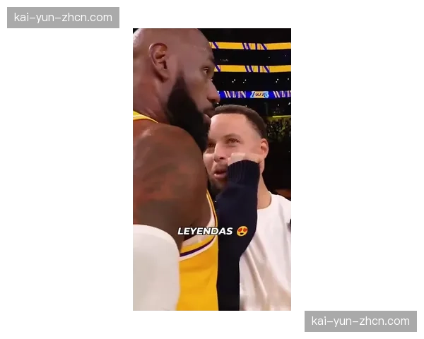 特写：库里在麦迪逊广场花园打破三分纪录后与雷·阿伦拥抱